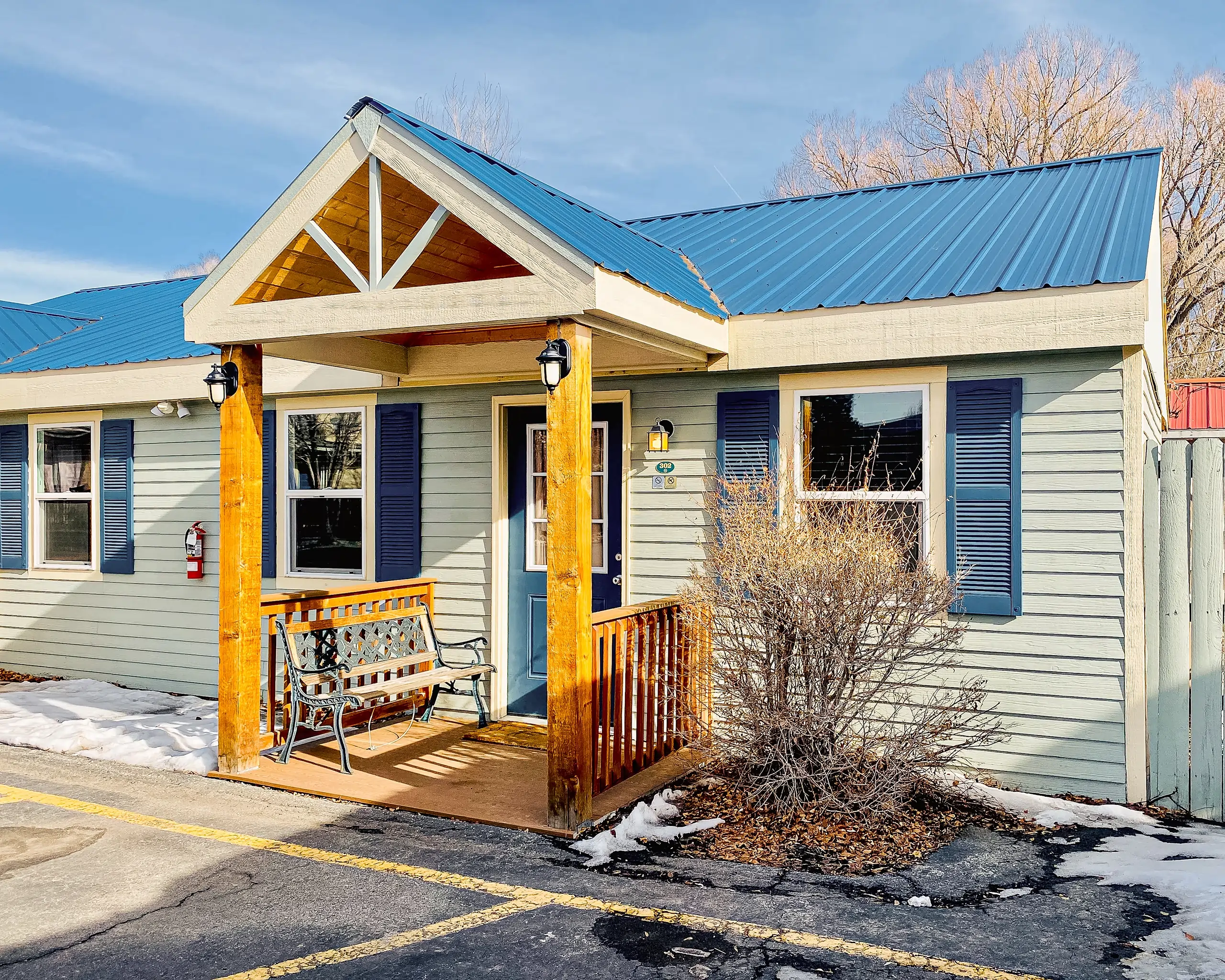 Exterior of a queen cottage at Salida Inn