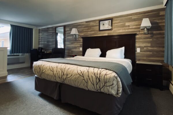 Salida Inn Bedroom with one bed and lamp table