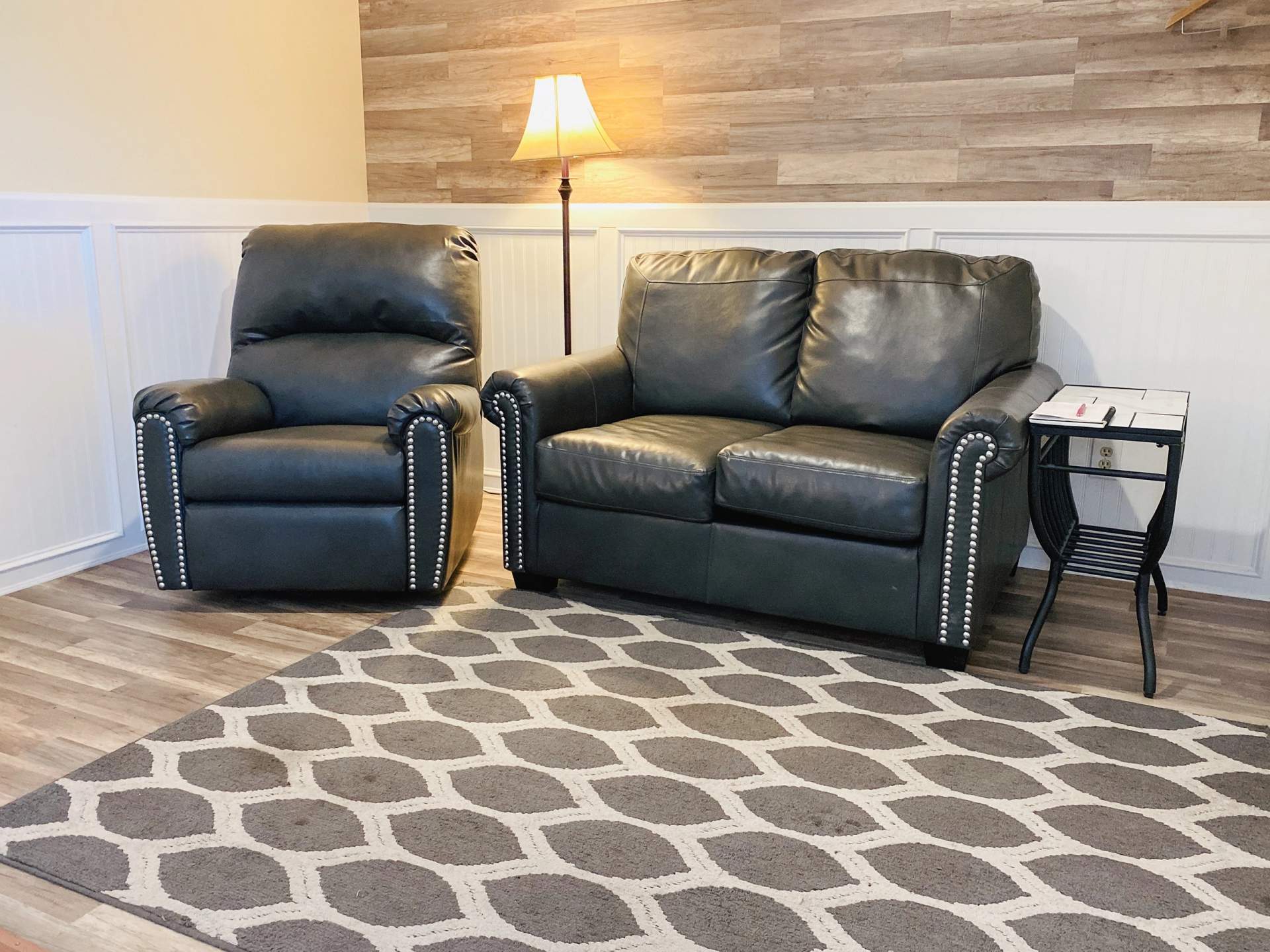 Two Queen Suite seating