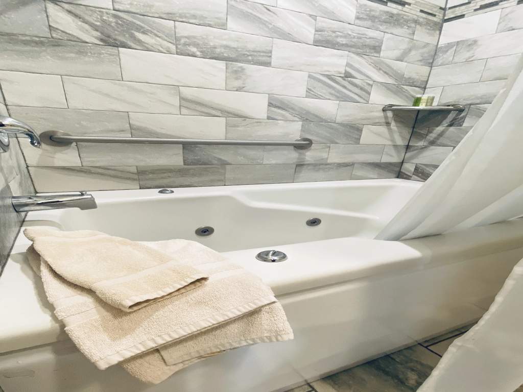 deluxe king cottage bath